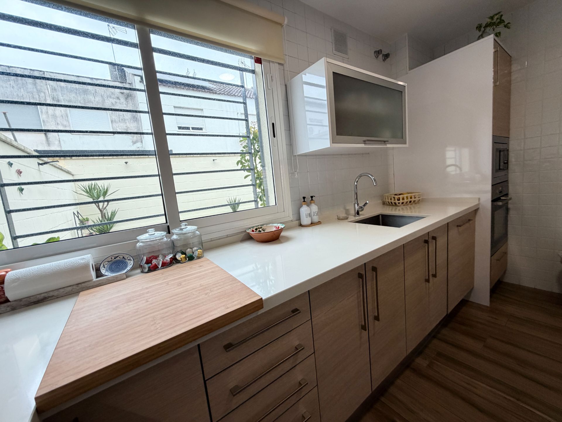 Cuina de Casa adosada en venda en Benacazón amb Aire condicionat