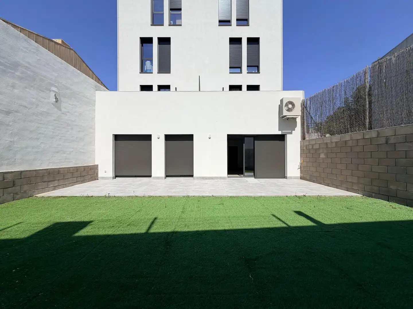 Vista exterior de Local de lloguer en Igualada amb Calefacció, Terrassa i Domòtica