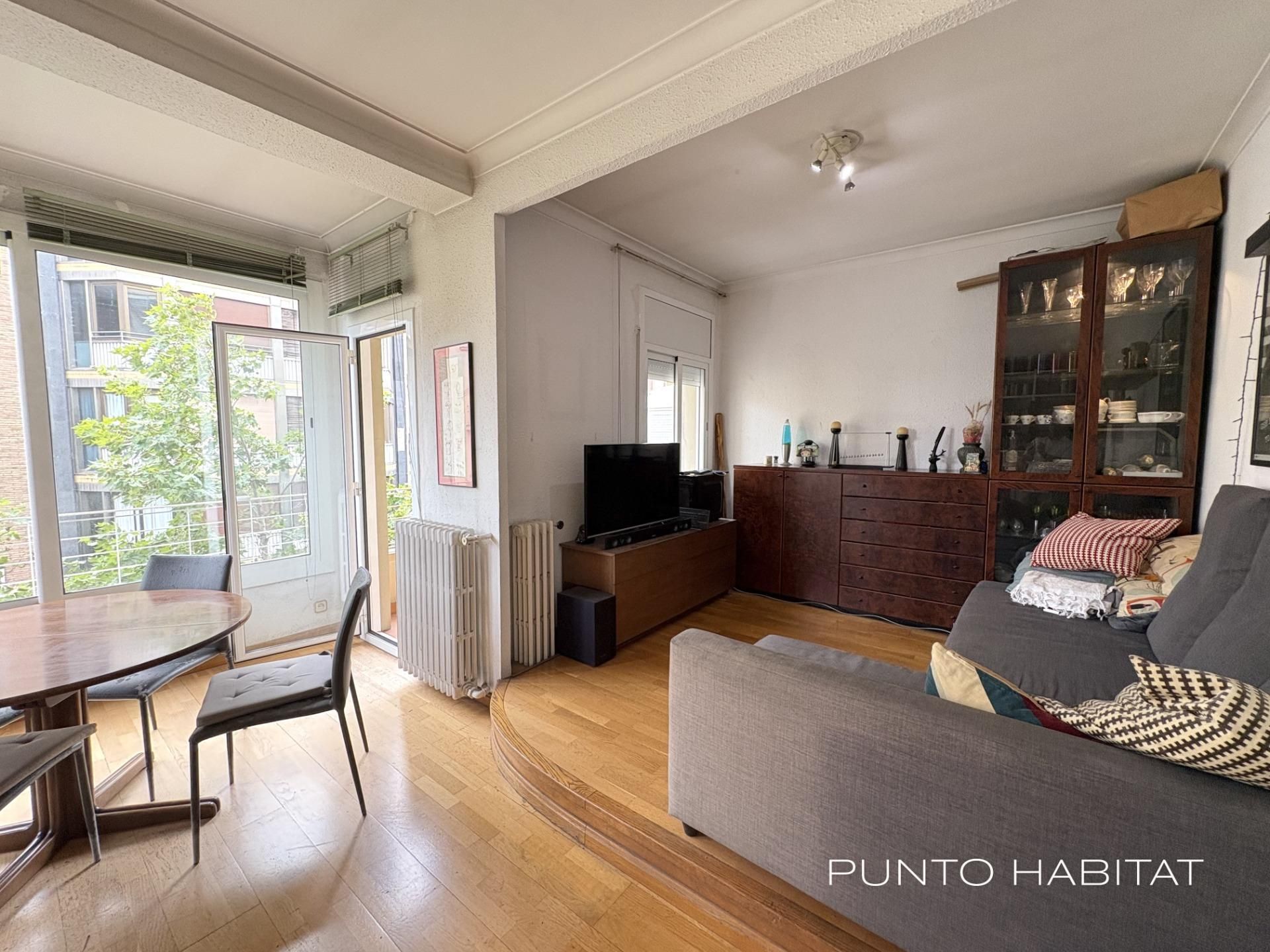 Living room of Flat for sale in  Barcelona Capital  with Heating, Parquet flooring and Balcony