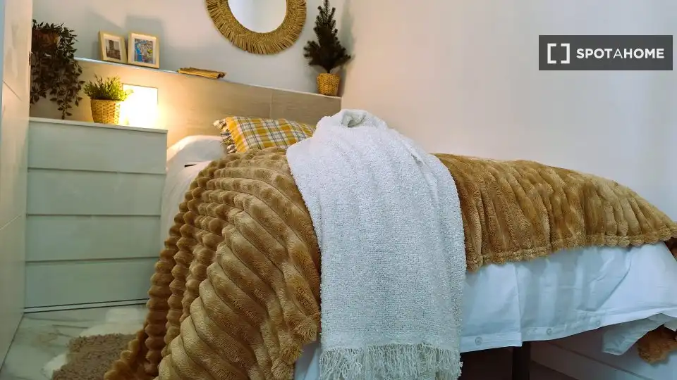 Bedroom of Study for share in Sevilla  with Air Conditioner, Heating and Terrace