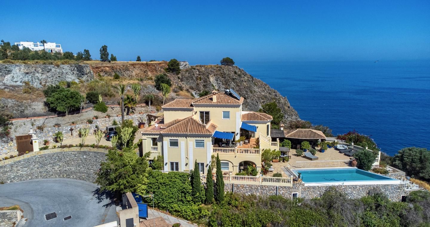 Exterior view of House or chalet for sale in Almuñécar  with Air Conditioner, Private garden and Terrace