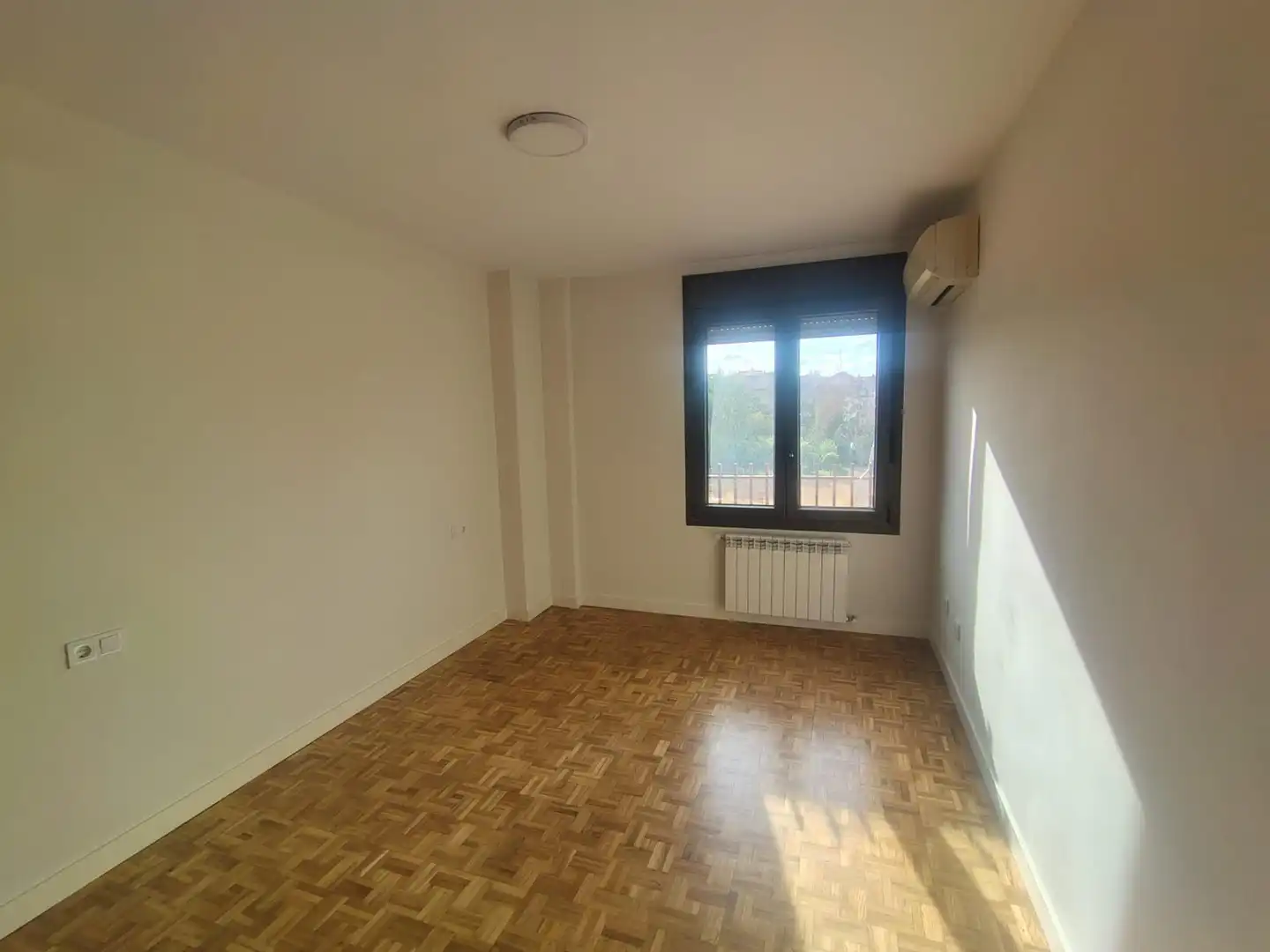 Bedroom of Flat for rent in Valladolid  with Air Conditioner, Heating and Parquet flooring