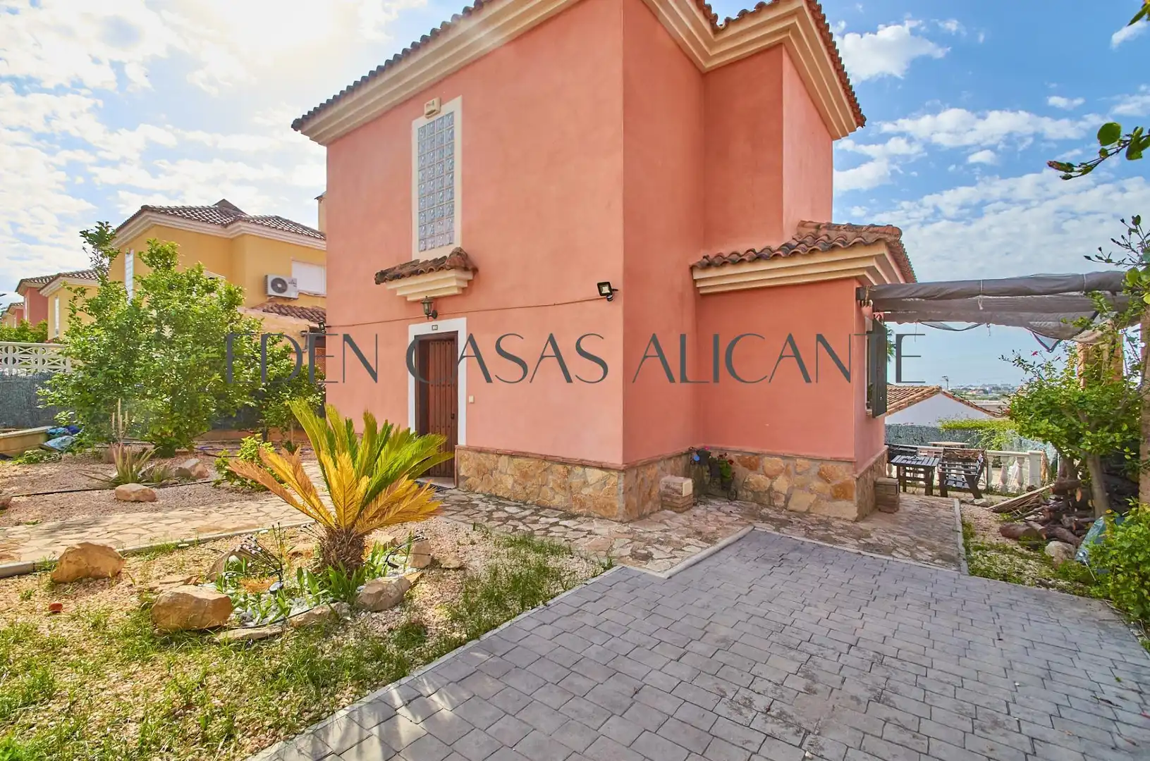 Vista exterior de Casa o xalet en venda en Mutxamel amb Aire condicionat, Jardí privat i Terrassa