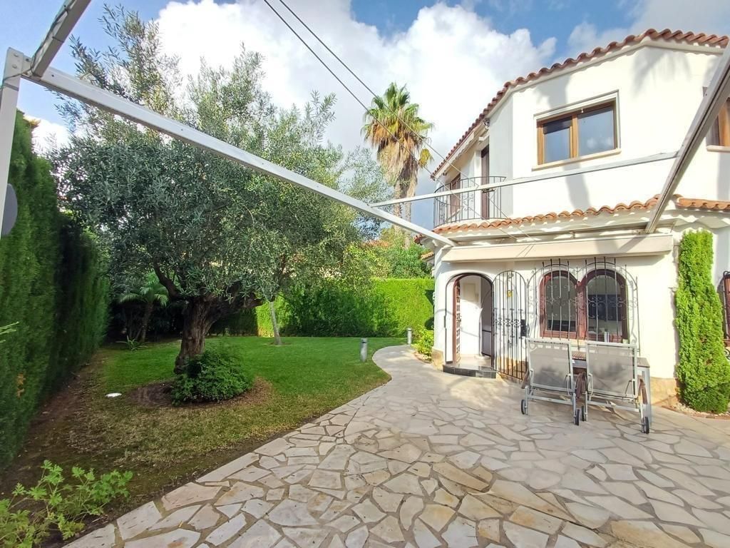 Vista exterior de Casa o chalet de alquiler en Oliva con Aire acondicionado, Jardín privado y Piscina