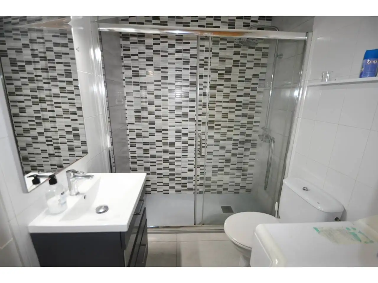 Badezimmer von Wohnung zum Verkauf in Lloret de Mar mit Heizung, Parkett und Möbliert