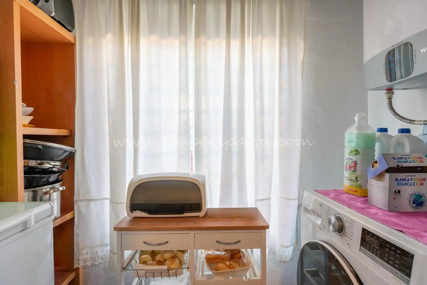 Cuina de Casa adosada en venda en Huévar del Aljarafe amb Aire condicionat, Jardí privat i Traster