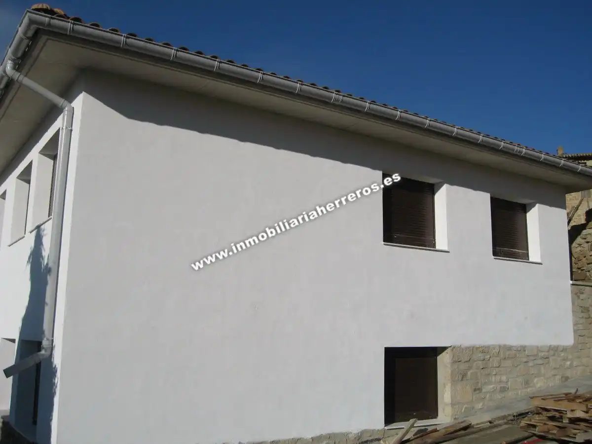 Vista exterior de Casa adosada en venta en Torres del Río con Calefacción