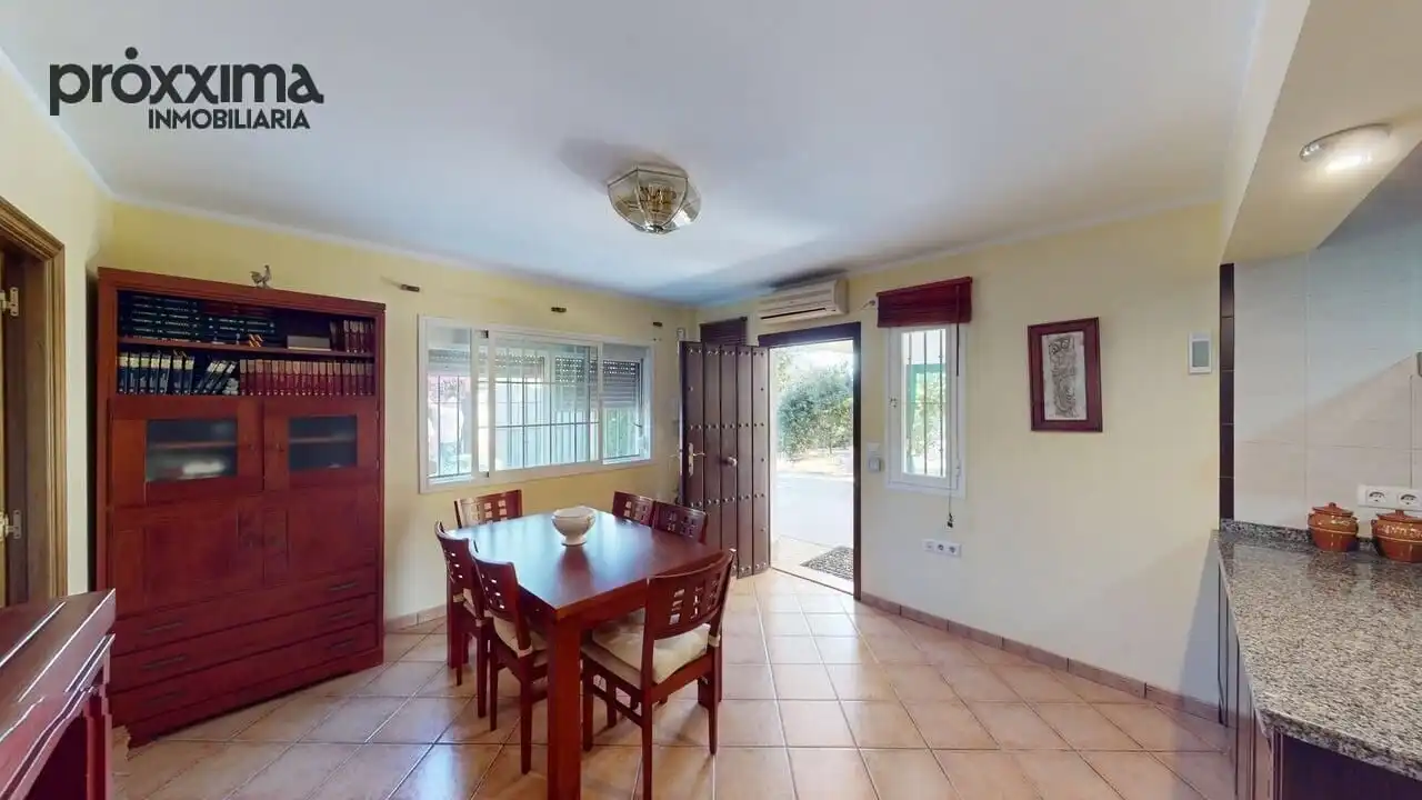 Menjador de Casa o xalet en venda en La Rinconada amb Jardí privat, Terrassa i Traster