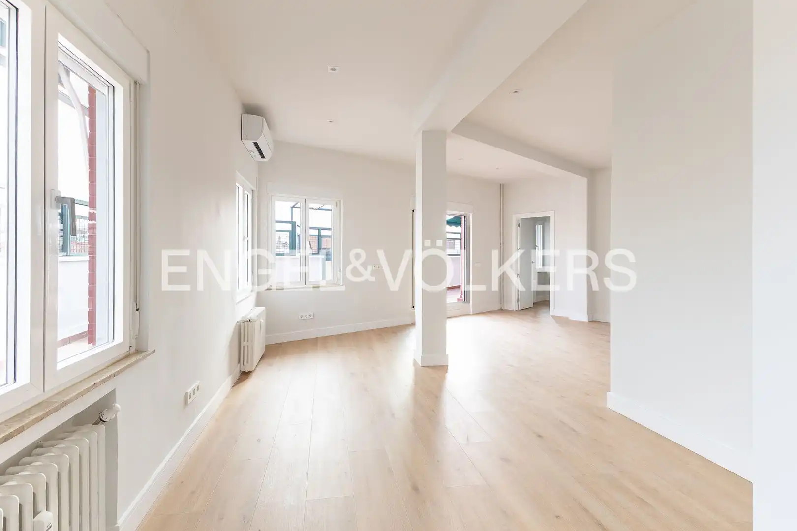 Living room of Flat for sale in Chamberí