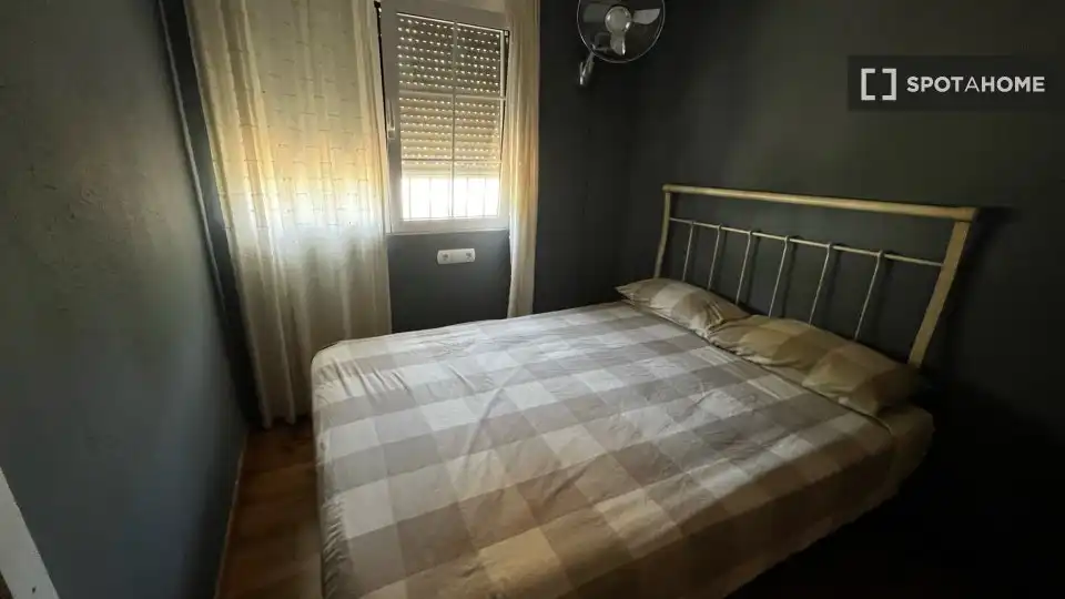 Habitación de Piso de alquiler en La Pobla de Vallbona con Aire acondicionado, Calefacción y Amueblado