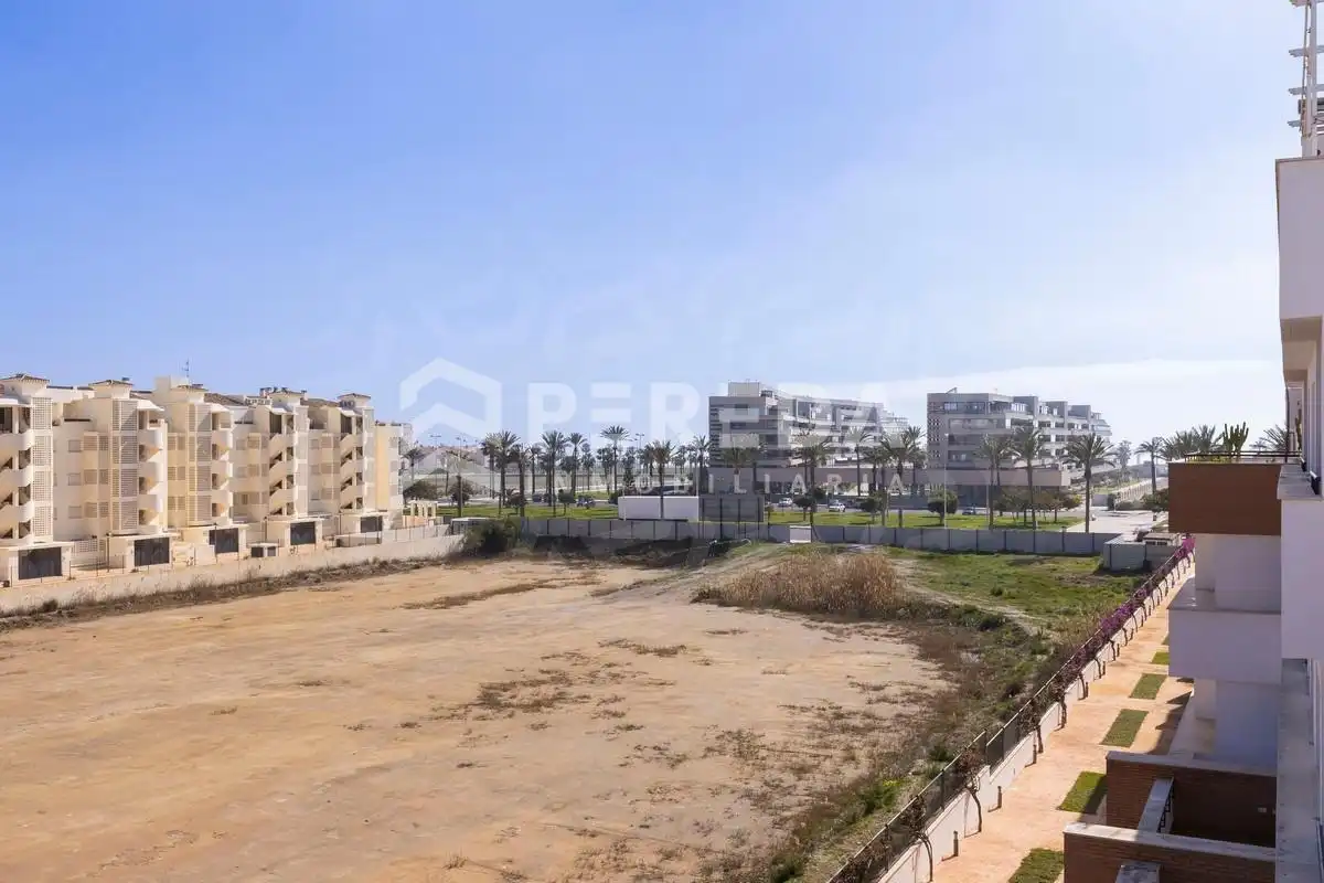 Wohnung zum Verkauf in Roquetas de Mar mit Klimaanlage, Privatgarten und Terrasse