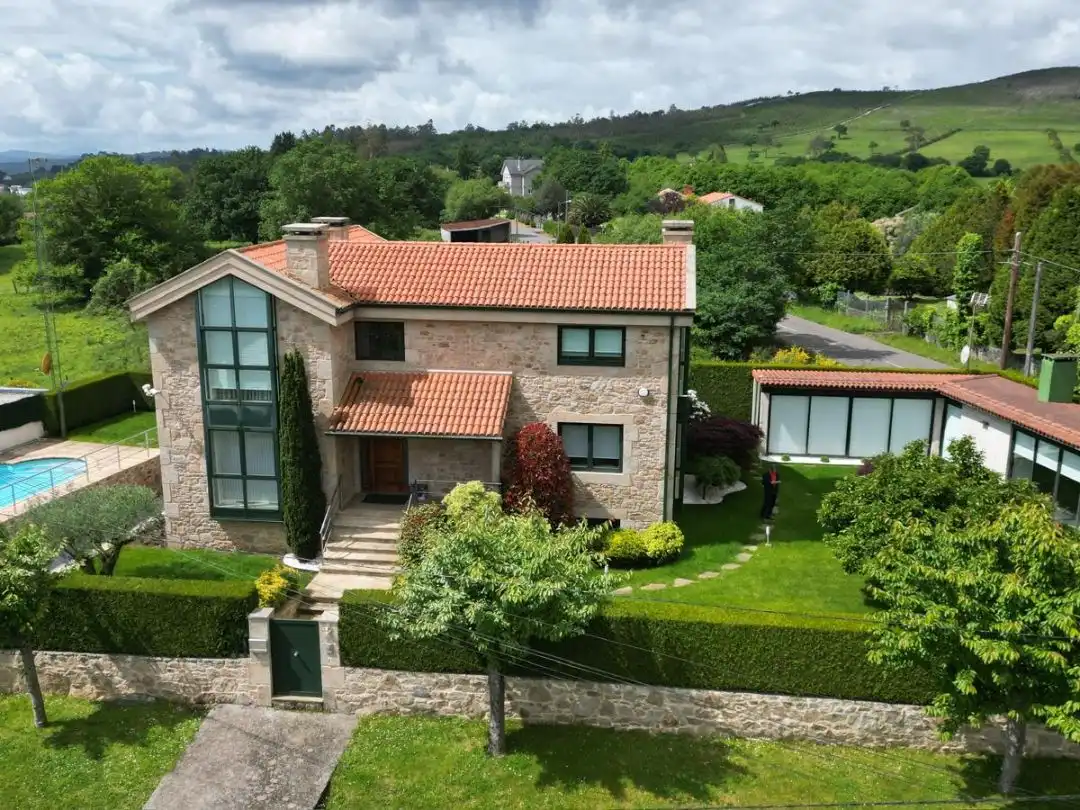 Vista exterior de Casa o xalet en venda en Santiago de Compostela  amb Terrassa, Piscina i Balcó
