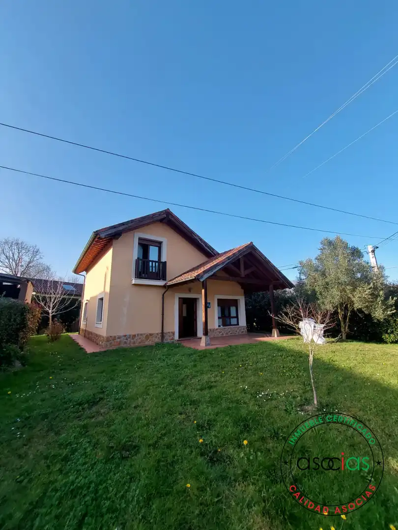 Vista exterior de Casa o xalet en venda en Parres amb Calefacció, Jardí privat i Terrassa