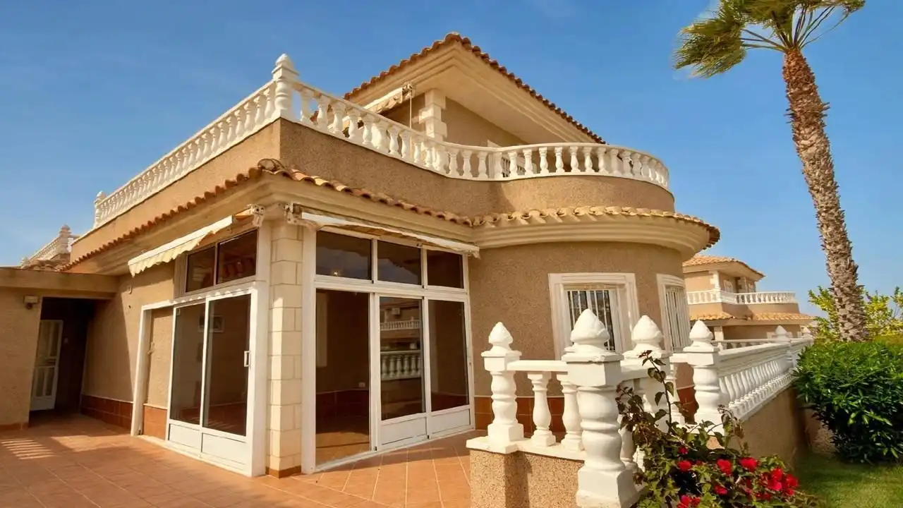 Vista exterior de Casa o chalet en venta en Torrevieja con Aire acondicionado, Jardín privado y Terraza