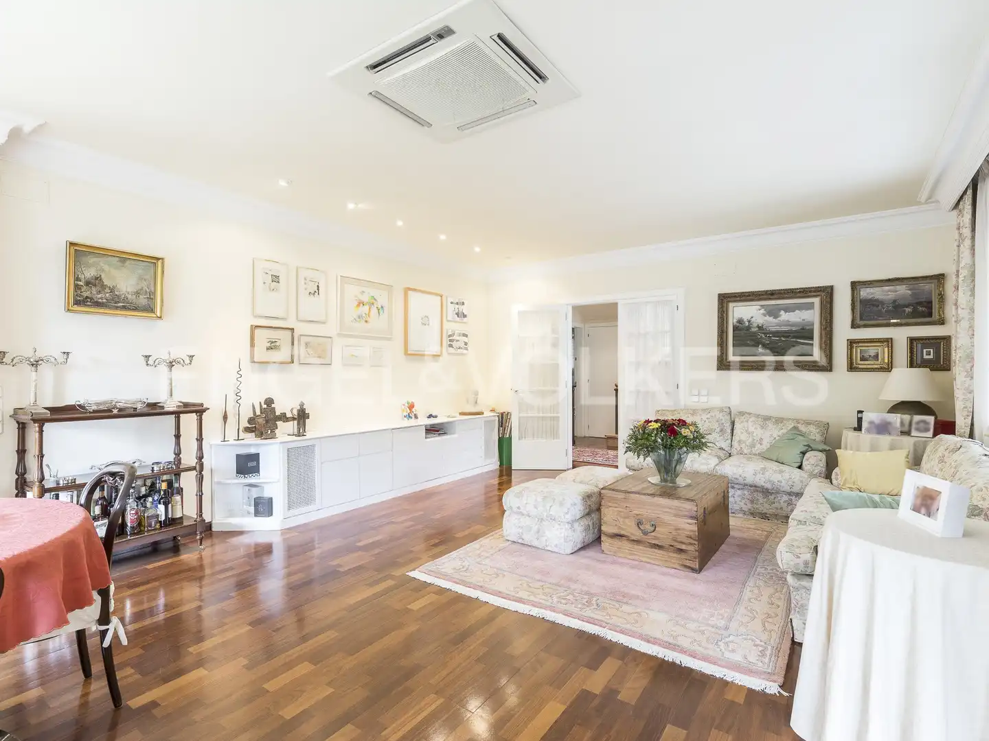 Sala d'estar de Casa o xalet en venda en Sant Just Desvern amb Aire condicionat, Calefacció i Jardí privat