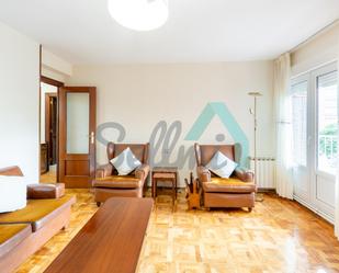 Sala d'estar de Pis de lloguer en Oviedo  amb Calefacció, Parquet i Terrassa