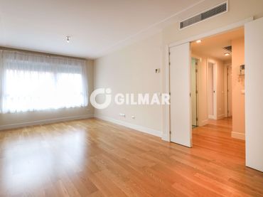 Flat with pool for sale in Arganzuela
