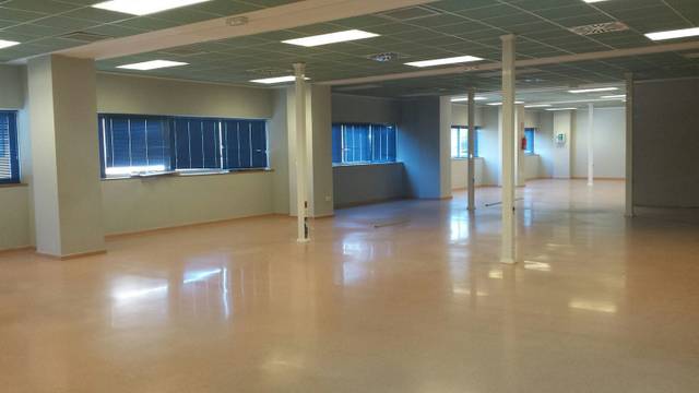 Oficina en Alquiler en Avenida Alcalde Luis Uruñuela en Colores -  Entreparques