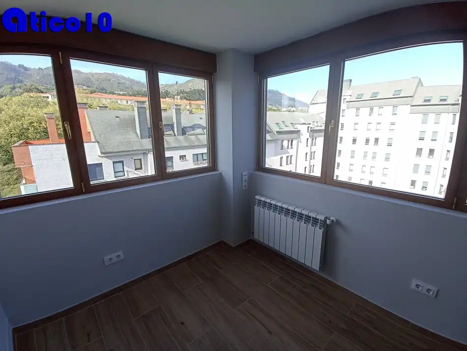 Dormitori de Àtic en venda en Oviedo  amb Calefacció, Jardí privat i Parquet