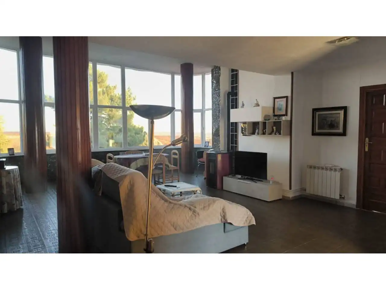 Sala d'estar de Casa o xalet en venda en Villaquilambre amb Calefacció, Terrassa i Alarma