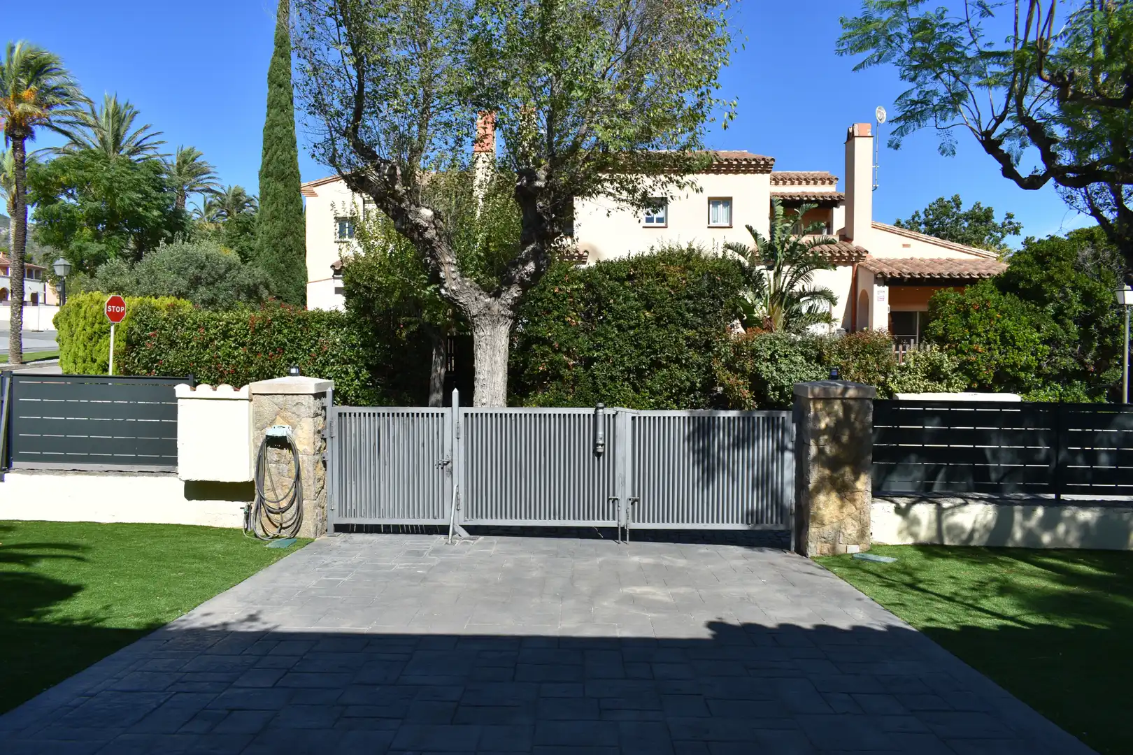 Vista exterior de Casa o xalet en venda en Mont-roig del Camp amb Aire condicionat, Calefacció i Jardí privat
