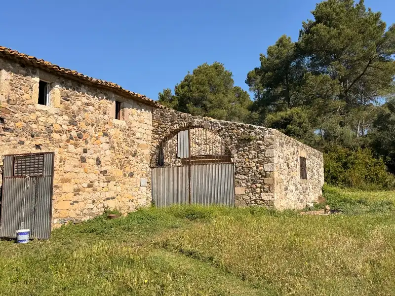 Außenansicht von Country house zum Verkauf in La Tallada d'Empordà mit Privatgarten, Terrasse und Abstellraum