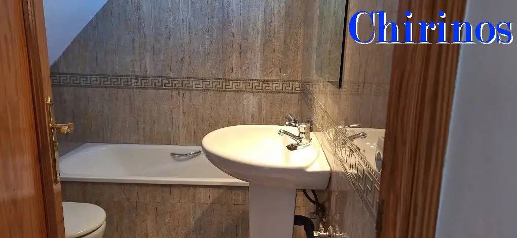 Baño de Ático de alquiler en Córdoba con Aire acondicionado, Terraza y Horno