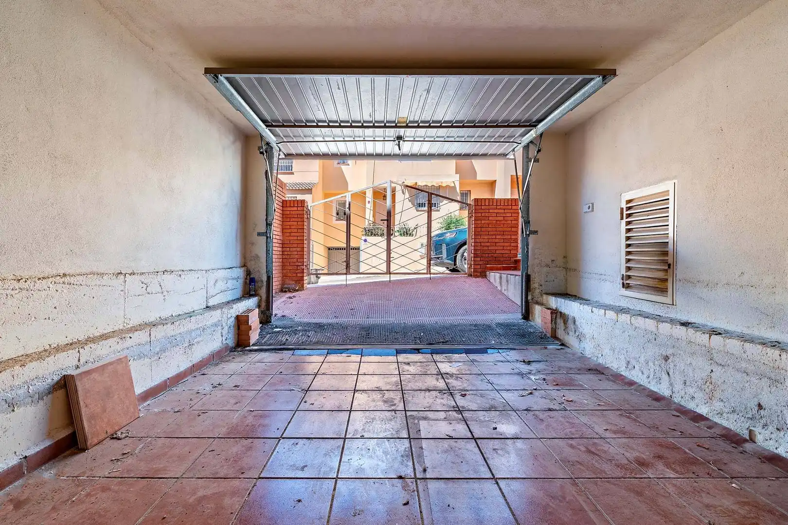 Aparcament de Casa adosada en venda en Roquetas de Mar amb Terrassa