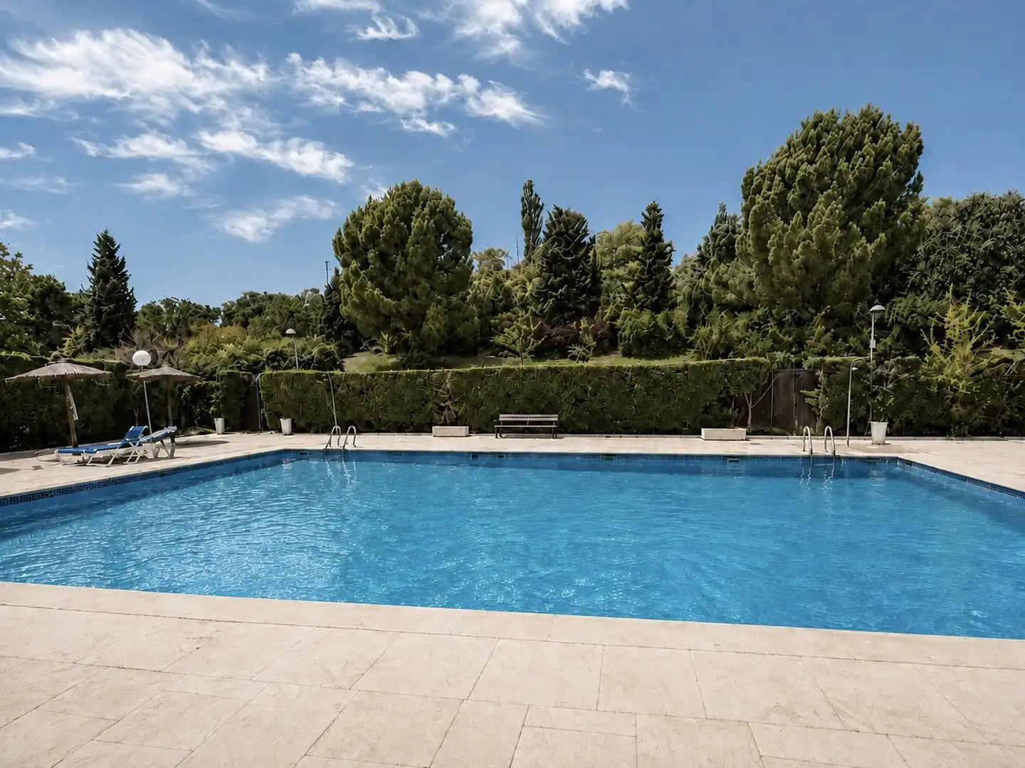 Schwimmbecken von Einfamilien-Reihenhaus zur Miete in Club de Campo mit Klimaanlage, Heizung und Privatgarten