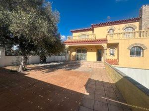 Vista exterior de Casa o xalet en venda en Mont-roig del Camp amb Aire condicionat, Calefacció i Jardí privat