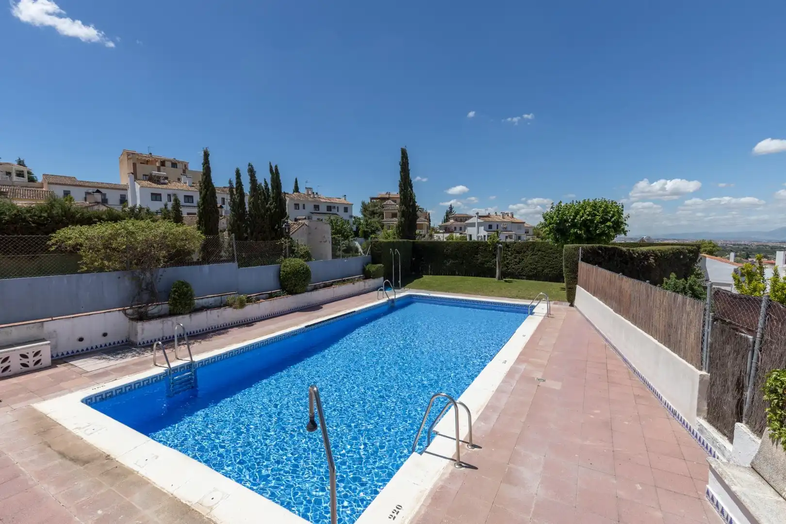 Piscina de Casa o xalet en venda en La Zubia amb Aire condicionat, Calefacció i Piscina comunitària