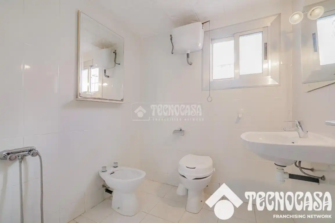 Baño de Piso en venta en Santa Coloma de Gramenet con Terraza y Trastero
