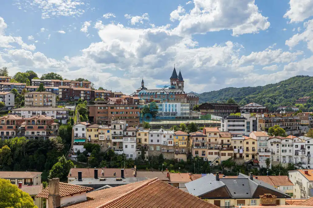 Vista exterior de Pis en venda en Donostia - San Sebastián  amb Calefacció, Jardí privat i Terrassa