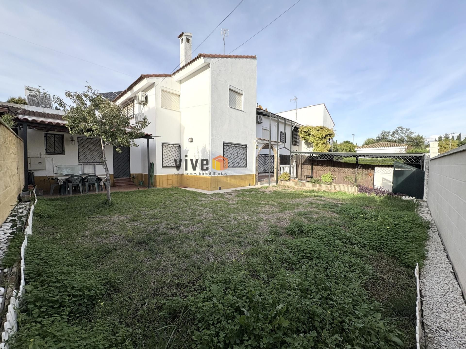 Vista exterior de Casa adosada en venda en Mairena del Aljarafe amb Aire condicionat, Jardí privat i Terrassa