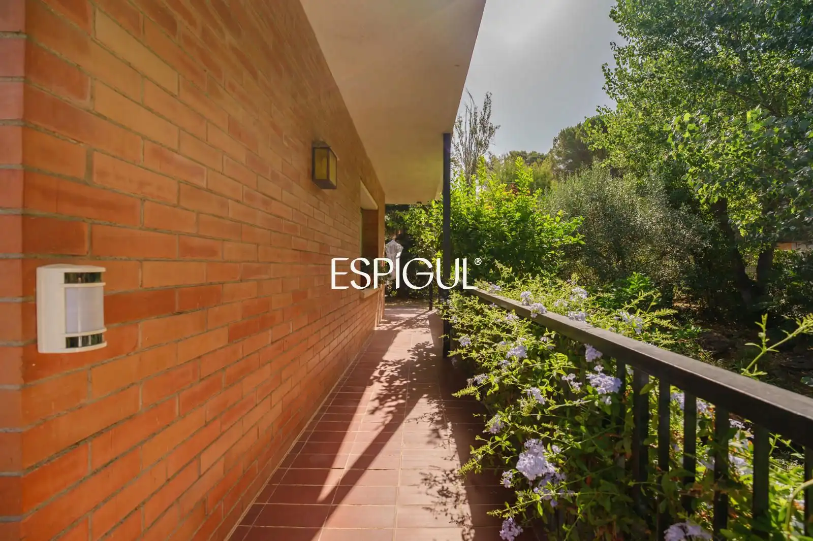 Vista exterior de Casa o chalet en venta en Cerdanyola del Vallès con Calefacción, Terraza y Trastero