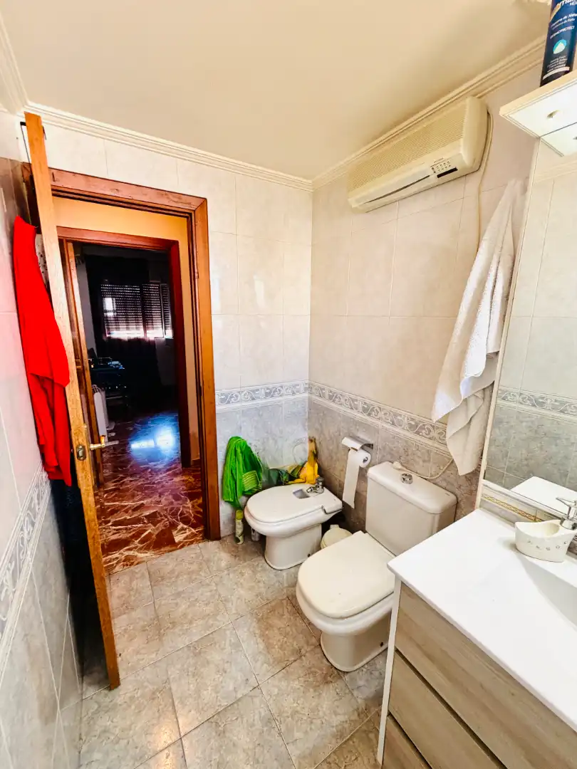 Bathroom of Flat for sale in Sevilla  with Air Conditioner and Terrace