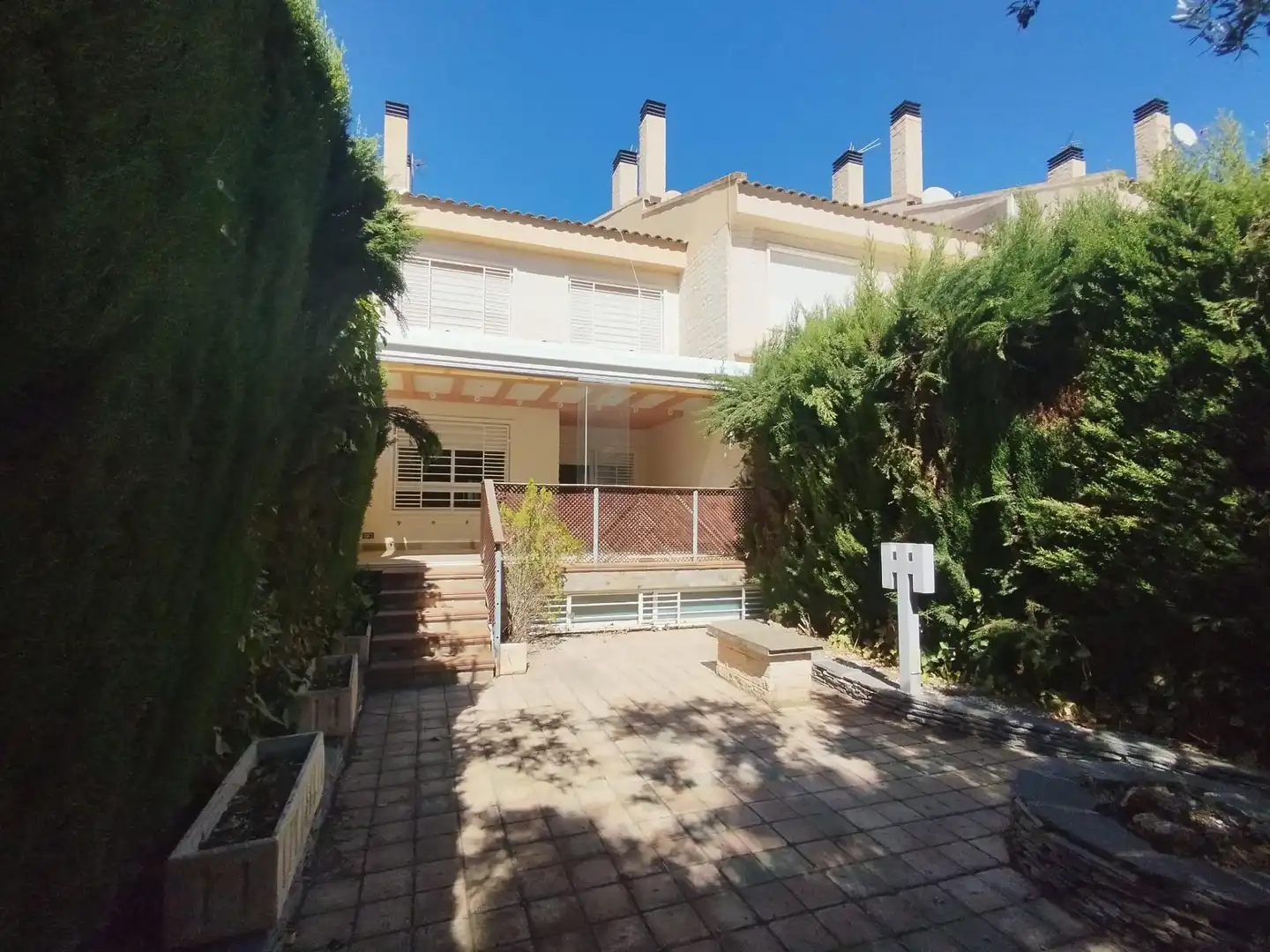 Maison mitoyenne avec terrasse à vendre à CIES 12