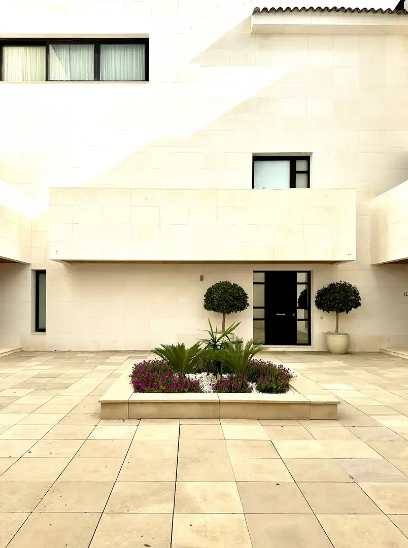 Außenansicht von Maisonette zum Verkauf in Sotogrande mit Klimaanlage, Privatgarten und Terrasse