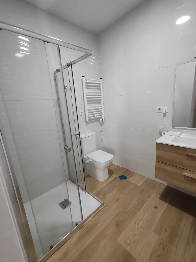 Badezimmer von Wohnung zum Verkauf in Fuenlabrada mit Klimaanlage, Heizung und Waschmaschine