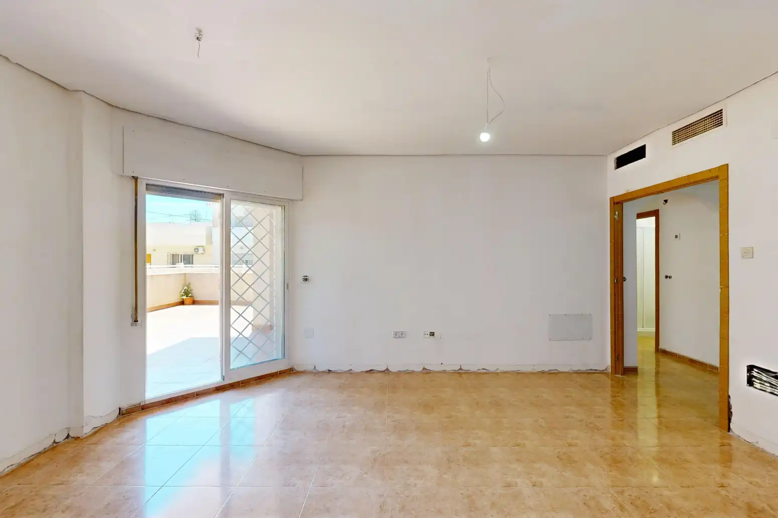Wohnung zum Verkauf in Cartagena mit Privatgarten, Terrasse und Abstellraum