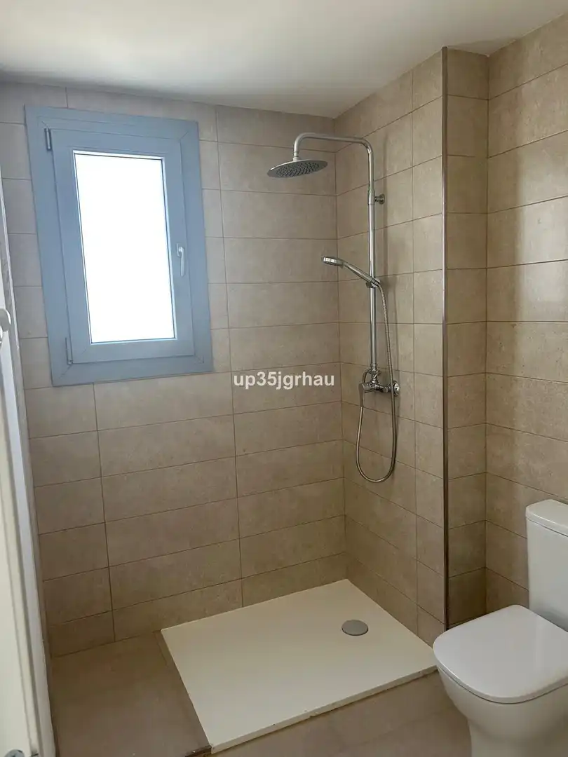 Bany de Pis en venda en Estepona amb Terrassa, Traster i Piscina