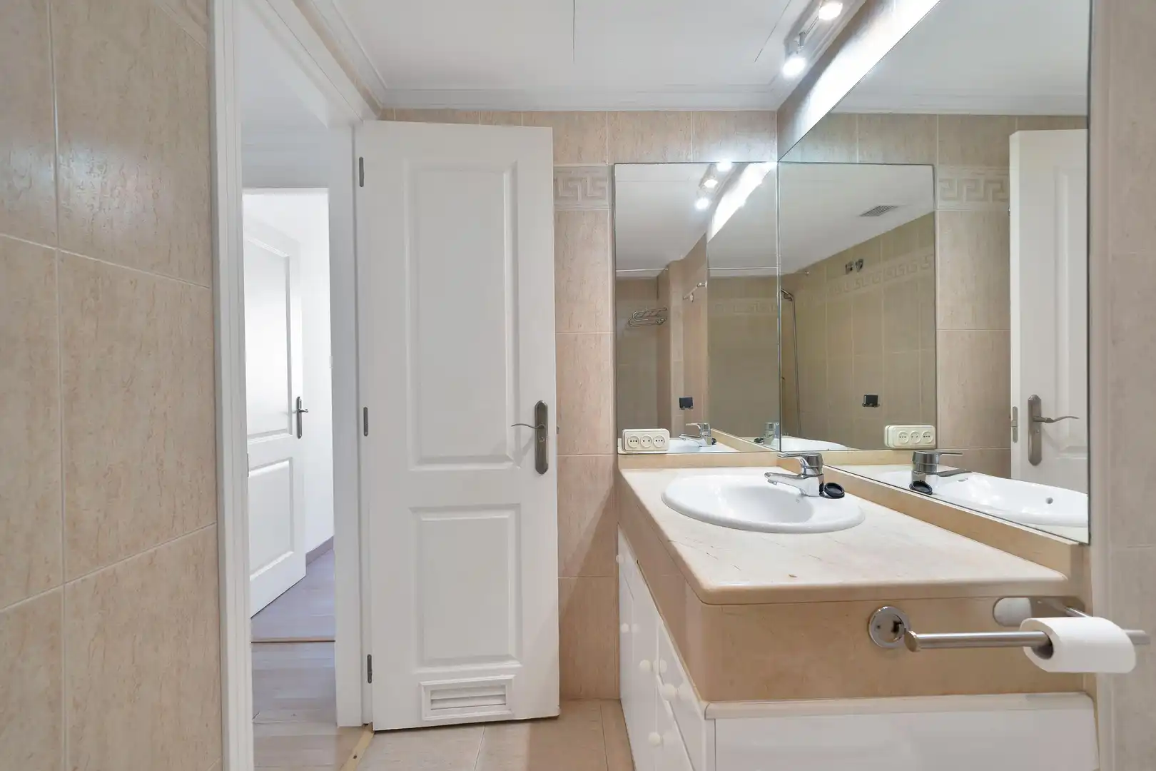 Baño de Apartamento en venta en Marbella con Aire acondicionado, Calefacción y Jardín privado