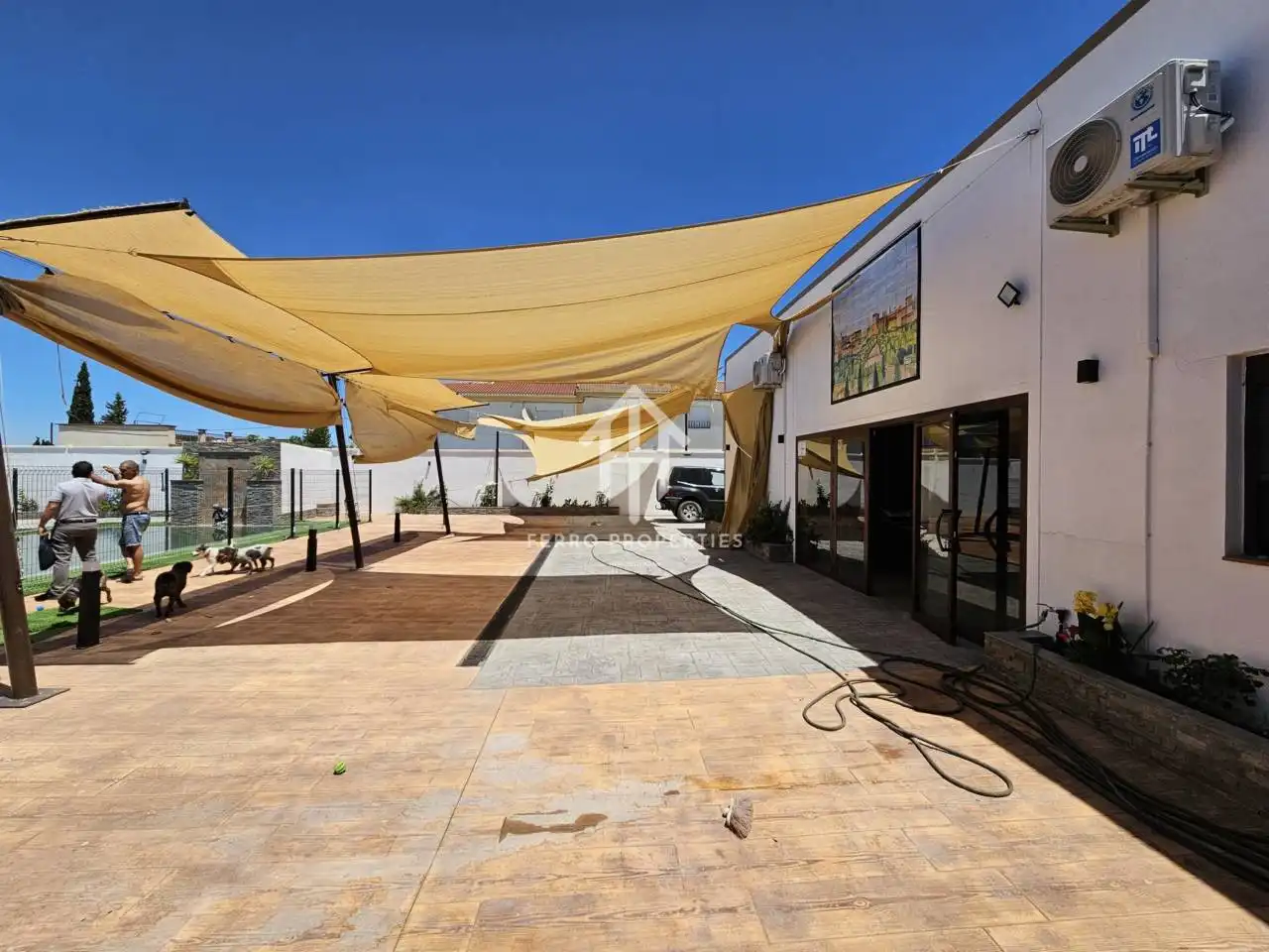 Terraza de Local en venta en Chimeneas con Aire acondicionado