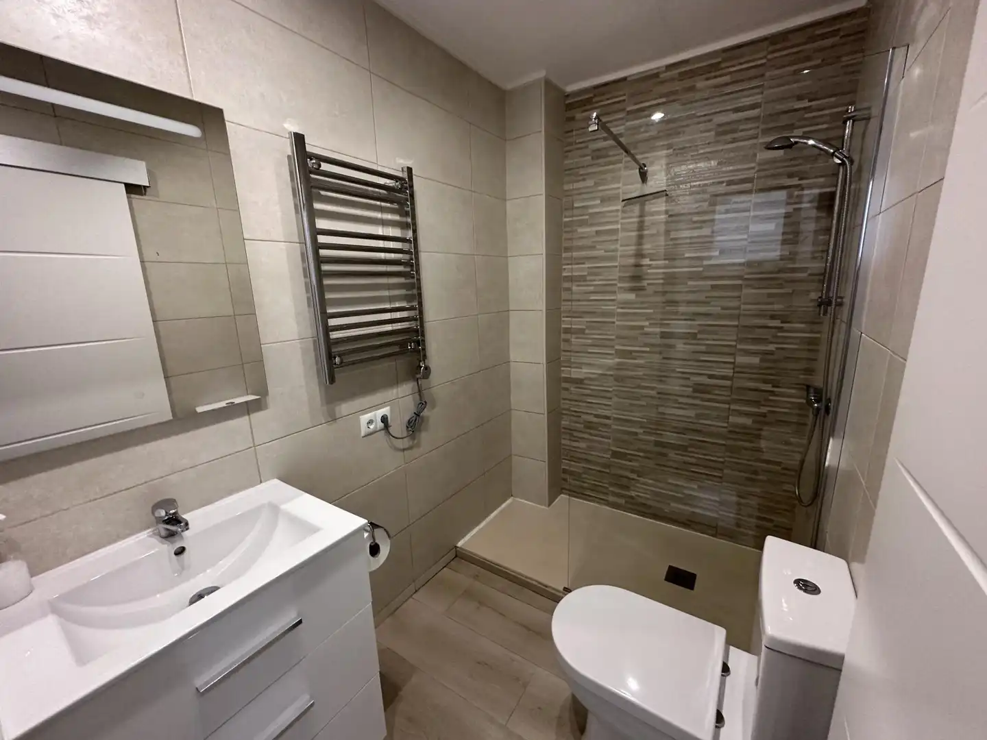 Badezimmer von Erdgeschoss zum Verkauf in Estepona mit Klimaanlage und Möbliert