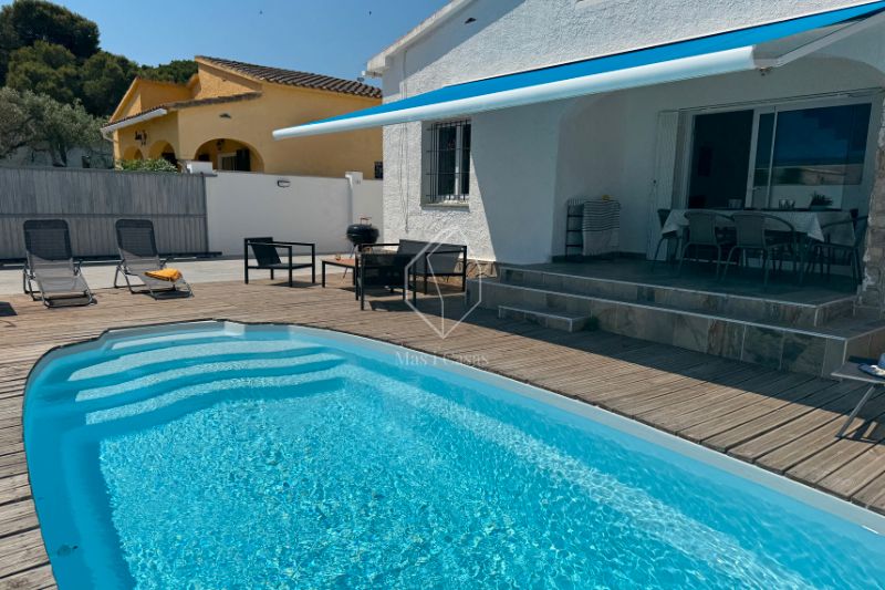 Piscina de Casa o xalet en venda en L'Escala amb Aire condicionat, Jardí privat i Parquet