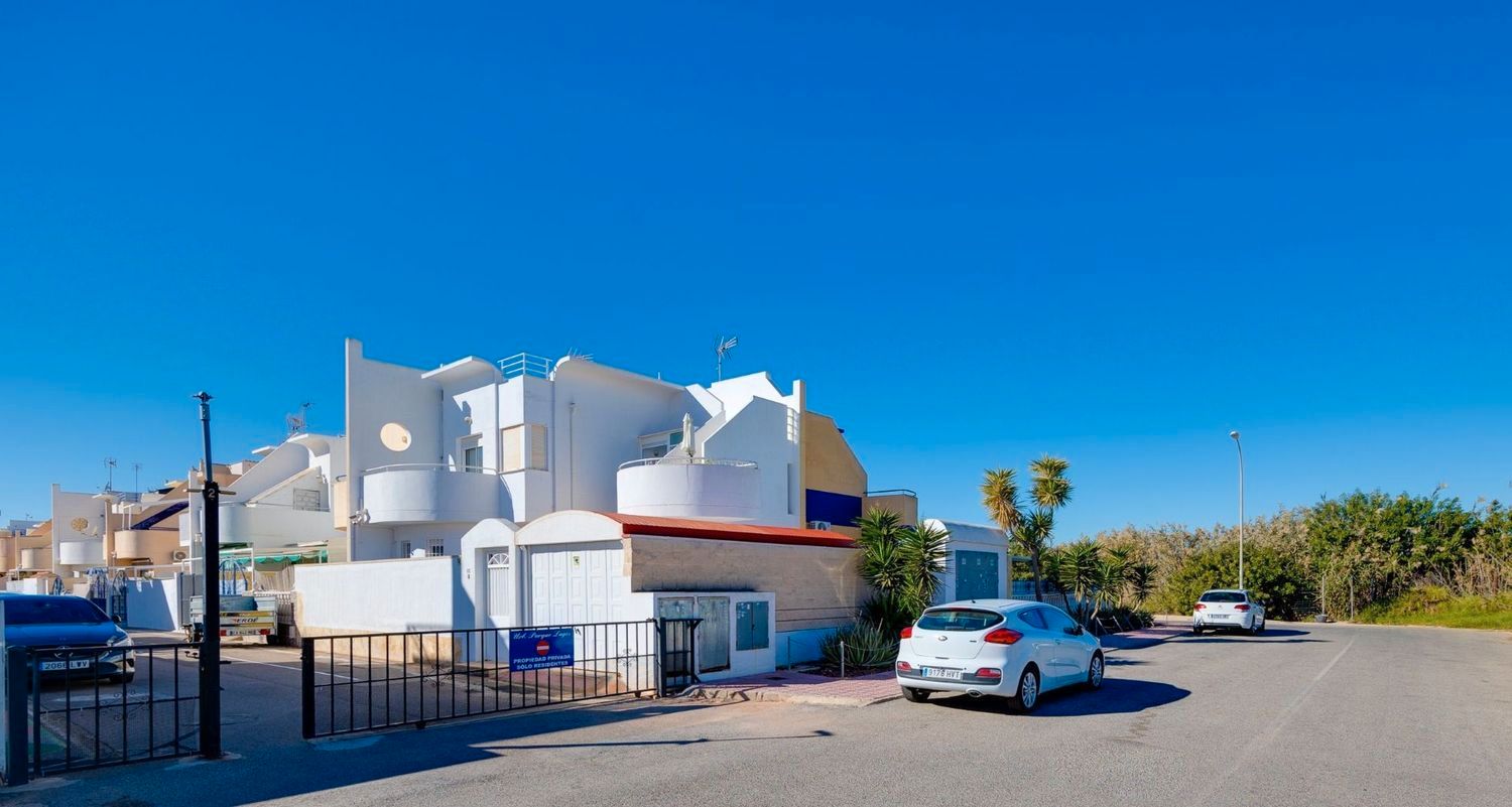 Vista exterior de Casa adosada en venda en Torrevieja amb Aire condicionat, Calefacció i Terrassa