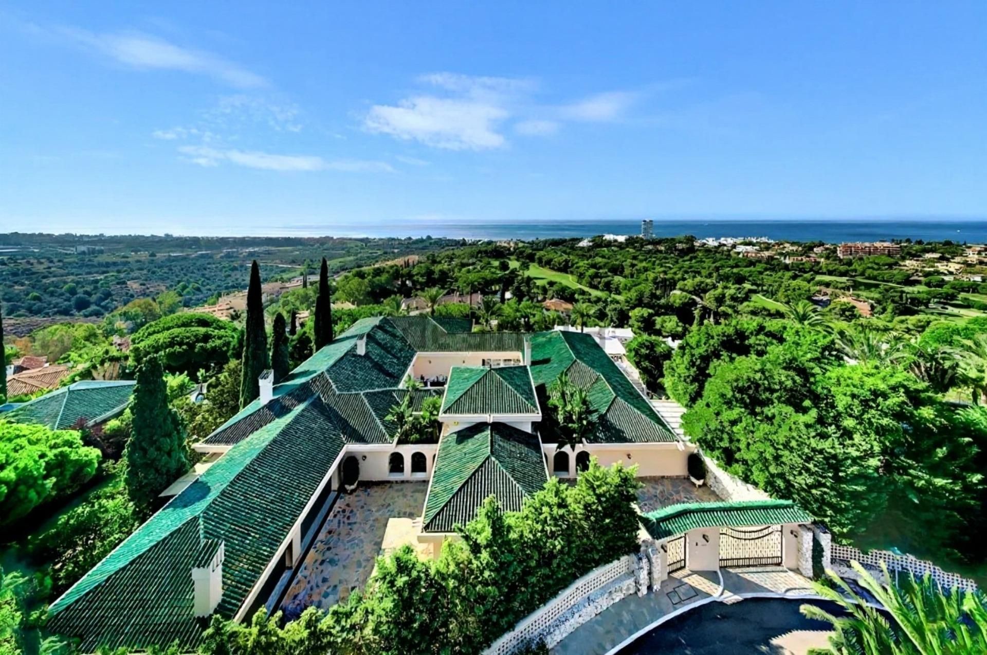 Vista exterior de Casa o xalet en venda en Marbella amb Aire condicionat, Calefacció i Jardí privat