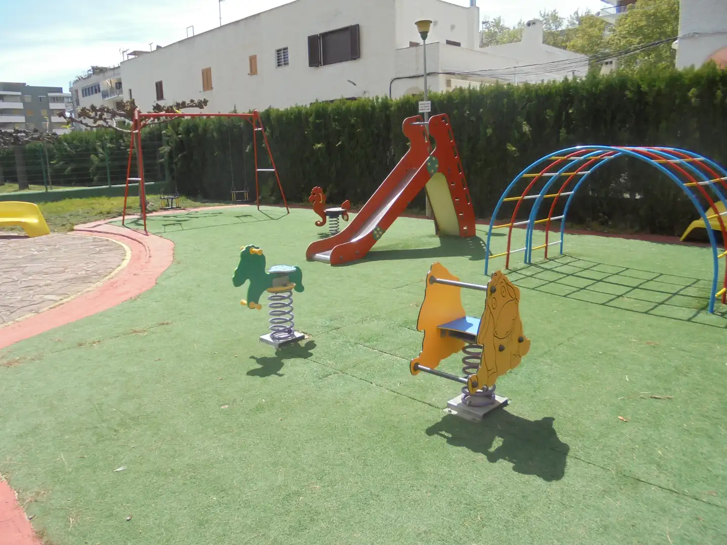 Parkplatz von Wohnungen zur Miete in Benicasim / Benicàssim mit Privatgarten, Terrasse und Möbliert
