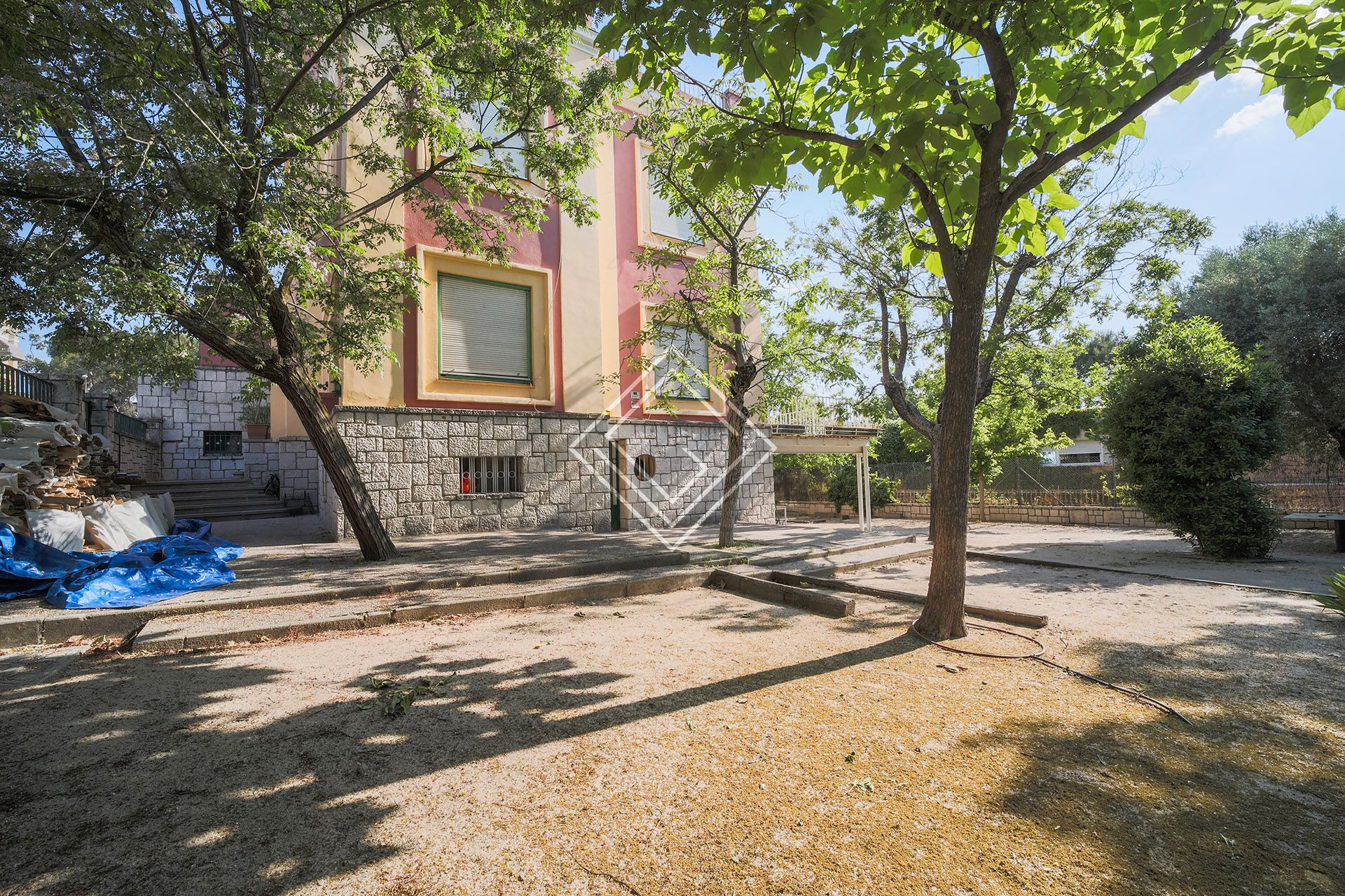 Vista exterior de Casa o xalet en venda en  Madrid Capital amb Jardí privat, Terrassa i Traster