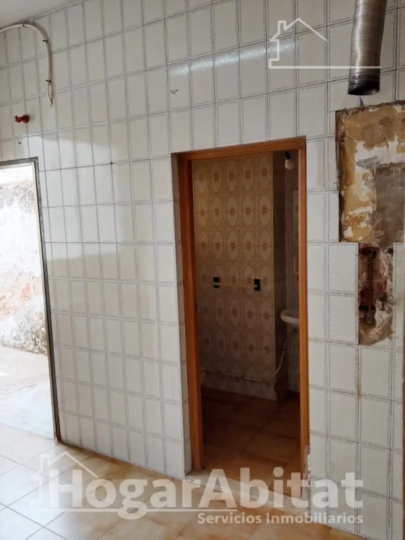 Bany de Casa o xalet en venda en La Pobla de Vallbona amb Terrassa i Traster